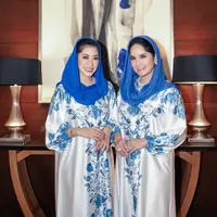 Annisa Pohan dan Aliya Rajasa pun tampil kembar mengenakan dress panjang lengan puffer. Dress satin warna dasar putih tersebut memiliki motif floral biru. [@annisayudhoyono]