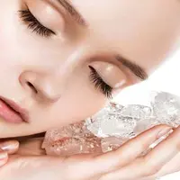 Minuman manis pakai es batu memang enak di makan saat cuaca panas. Tapi kali ini cobalah untuk fokus pada manfaat es batu untuk kecantikan. (Foto: YouTube.com)