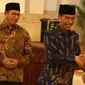 Presiden Jokowi (tengah) menyalami Pangeran Khalid bin Sultan Abdul Aziz Al Suud saat menggelar pertemuan di Istana Negara, Jakarta, Kamis (22/3). Para peserta MHQH tingkat Asean Pasifik ke-10 juga turut hadir. (Liputan6.com/Angga Yuniar)