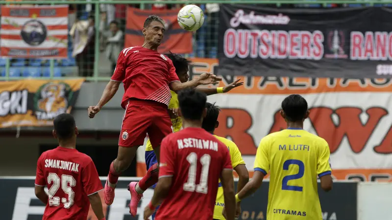 Gelandang Persija Jakarta, Bruno Matos, menyundul bola saat melawan 757 Kepri Jaya. (Bola.com/Yoppy Renato)