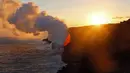 Suasana di sekitar gunung berapi Kilauea saat mengeluarkan lava di Samudra Pasifik, Hawaii, Rabu (1/2). Di kalangan masyarakat adat Hawaii, terdapat kepercayaan bahwa peristiwa tersebut berkaitan dengan perseteruan antara dua penguasa Hawaii. (AP Photo)