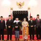 Kepala Dewan Pengarah dan Kepala Unit Kerja Presiden bidang Pembinaan Ideologi Pancasila (UKP-PIP) Yudi Latif (kiri) bersama sembilan anggota foto bersama usai pelantikan di Istana Negara, Jakarta, Rabu (7/6). (Liputan6.com)