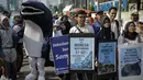 Sejumlah mahasiswa memampang poster yang berisi informasi data saat menggelar aksi kampanye tentang kehidupan biota laut saat Car Free Day di Kawasan Bunderan HI, Jakarta, Minggu (4/3). (Liputan6.com/Faizal Fanani)