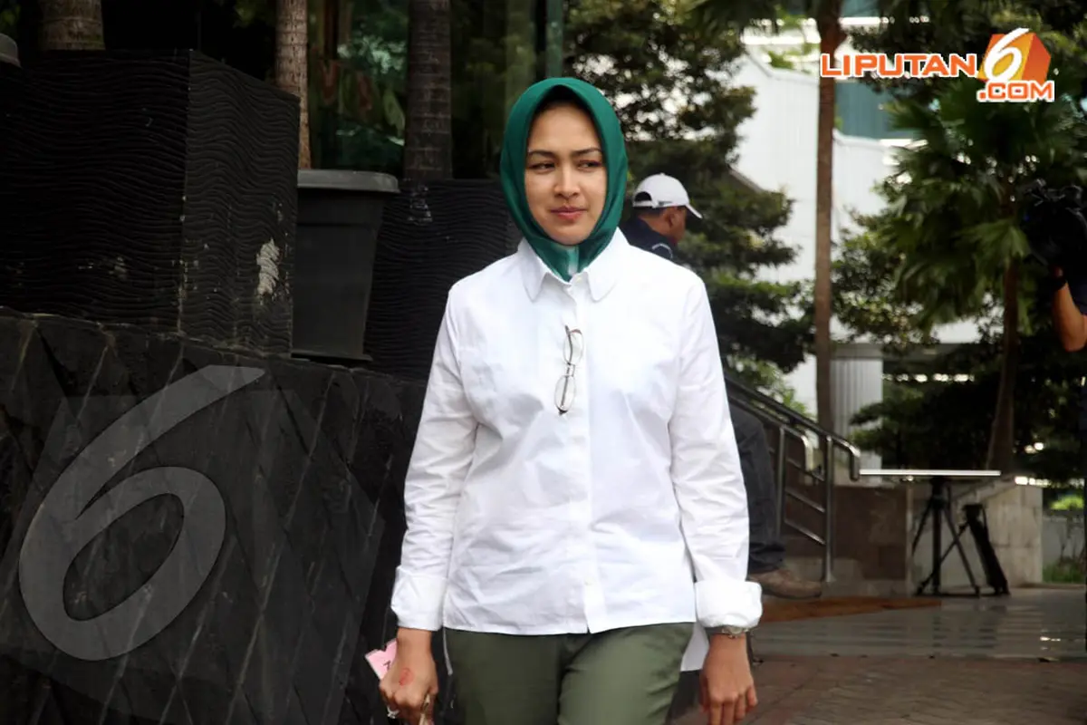[FOTO] Dua Wanita Ini Setia Kunjungi Suami di Rutan KPK