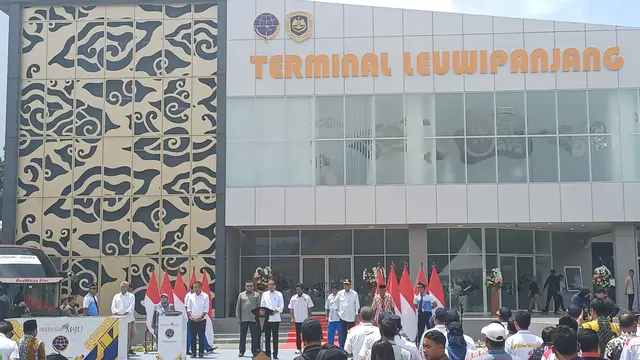 Presiden Joko Widodo (Jokowi) meresmikan Terminal Tipe A Leuwi Panjang, Kota Bandung dan Terminal Tipe A Banjar di Kota Banjar, Jawa Barat, Bandung, Sabtu (3/2/2024). (Maul/Liputan6.com)