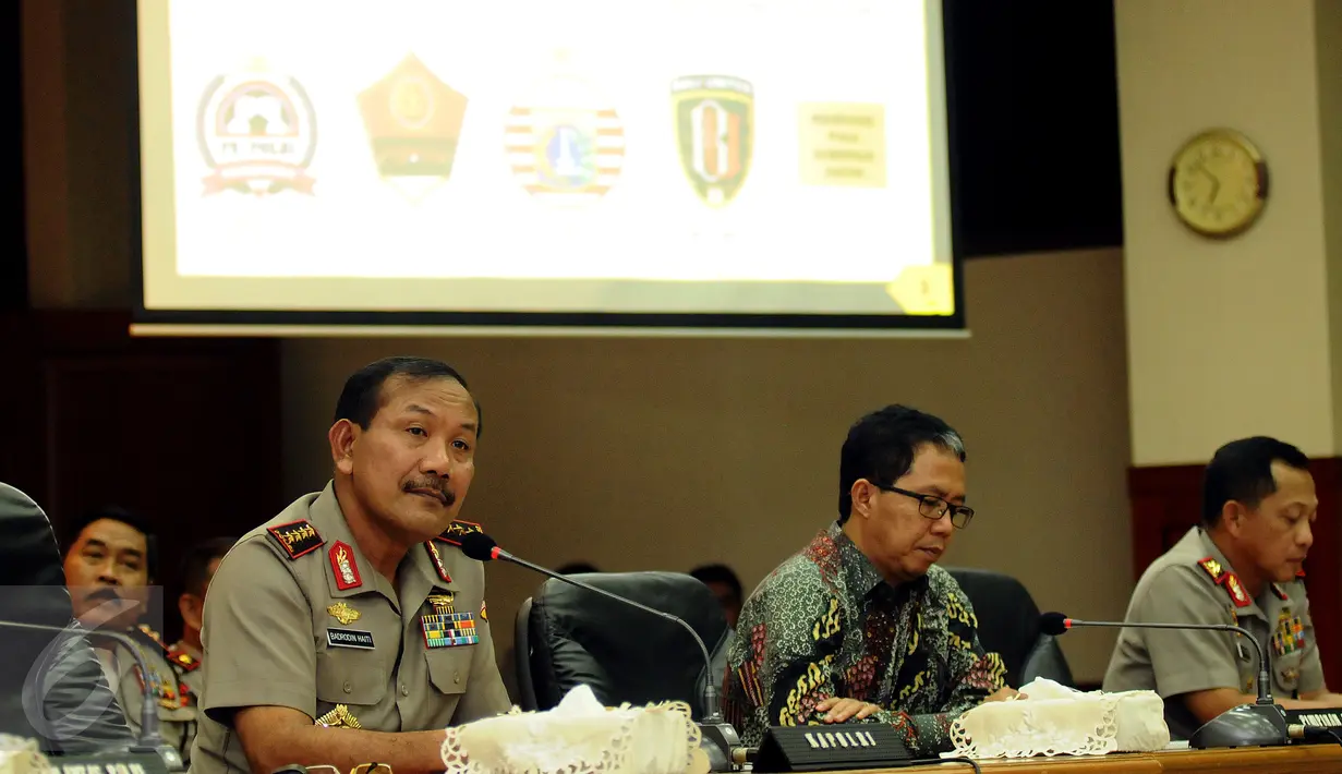 Kapolri Jenderal Pol Badrodin Haiti (kiri) bersama Joko Driyono menyimak pertanyaan usai memberikan keterangan terkait pelaksanaan turnamen Piala Bhayangkara 2016 di Mabes Polri Jakarta, Senin (15/2/2016). (Liputan6.com/Helmi Fithriansyah)
