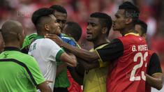 Gelandang Timnas Indonesia, Saddil Ramdani, dicekik oleh pemain Timor Leste pada laga SEA Games di Stadion MPS, Selangor, Minggu (20/8/2017). Indonesia menang 1-0 atas Timor Leste. (Bola.com/Vitalis Yogi Trisna)