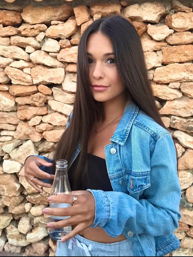 6 Potret Travel Blogger dan YouTuber Ria Andrews, Teman Dekat Stefan William