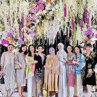 Sebagian member dari geng cendol turut hadir dalam mitoni anak kedua Aurel Hermansyah. Ada siapa saja? [@wanda_haraa]