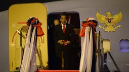 Presiden Joko Widodo (Jokowi) bersiap turun dari pesawat Kepresidenan Indonesia-1 setibanya di Bandara Internasional Wattay, Vientiane, Laos, Senin (5/9). Kehadiran Jokowi di Vientiane untuk mengikuti KTT ASEAN ke-28 dan ke-29. (Noel CELIS/AFP)
