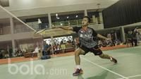 Pebulu tangkis tunggal putra, Anthony Ginting,  saat bertanding dalam  simulasi Piala Sudirman 2017 di lapangan Pelatnas PBSI, Jakarta, Sabtu (13/5). Simulasi untuk mematangkan persiapan menuju Piala Sudirman di Australia. (Bola.com/M Iqbal Ichsan)