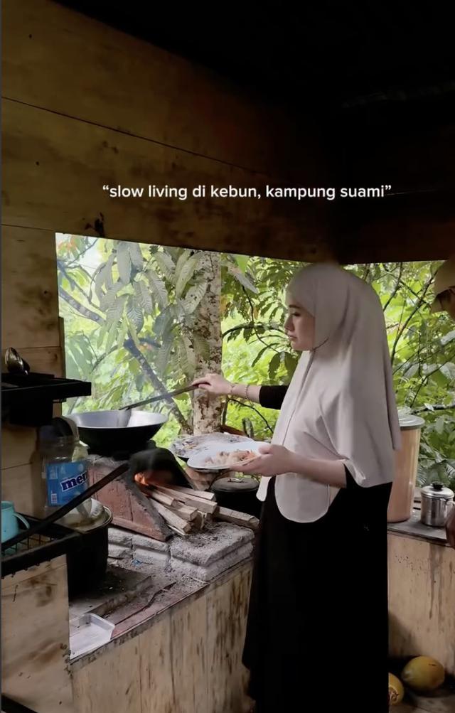 Potret Dapur di Kebun Kampung Halaman Suami Dinda Hauw/Instagram/@dindahw