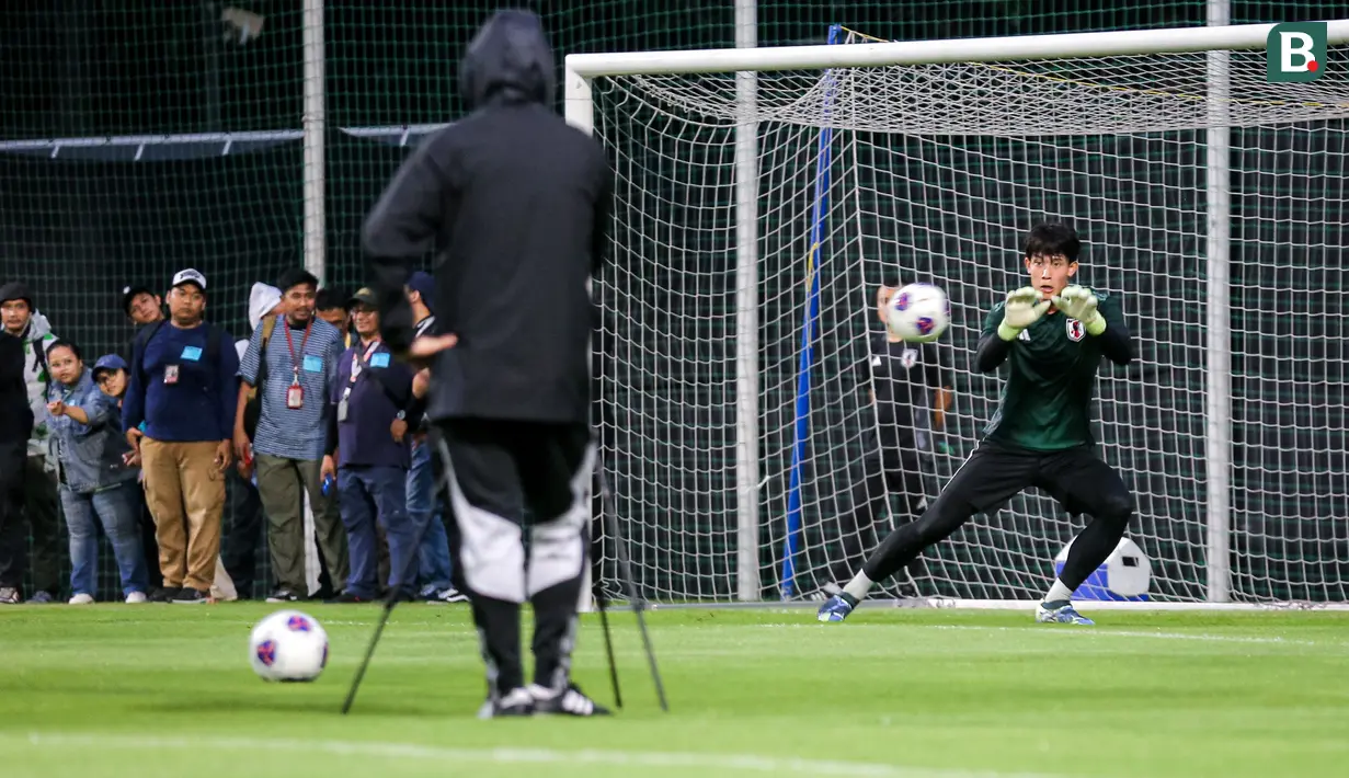 Kiper Jepang, Kosei Tani berusaha menangkap bola saat melakukan latihan perdana menjelang laga putaran ketiga Kualifikasi Piala Dunia 2024 melawan Timnas Indonesia yang berlangsung di Lapangan A, kompleks SUGK, Senayan, Jakarta, Senin (11/11/2024). (Bola.com/Bagaskara Lazuardi)