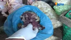 Petugas merazia mie berformalin dan daging sapi yang tak layak untuk dikonsumsi.