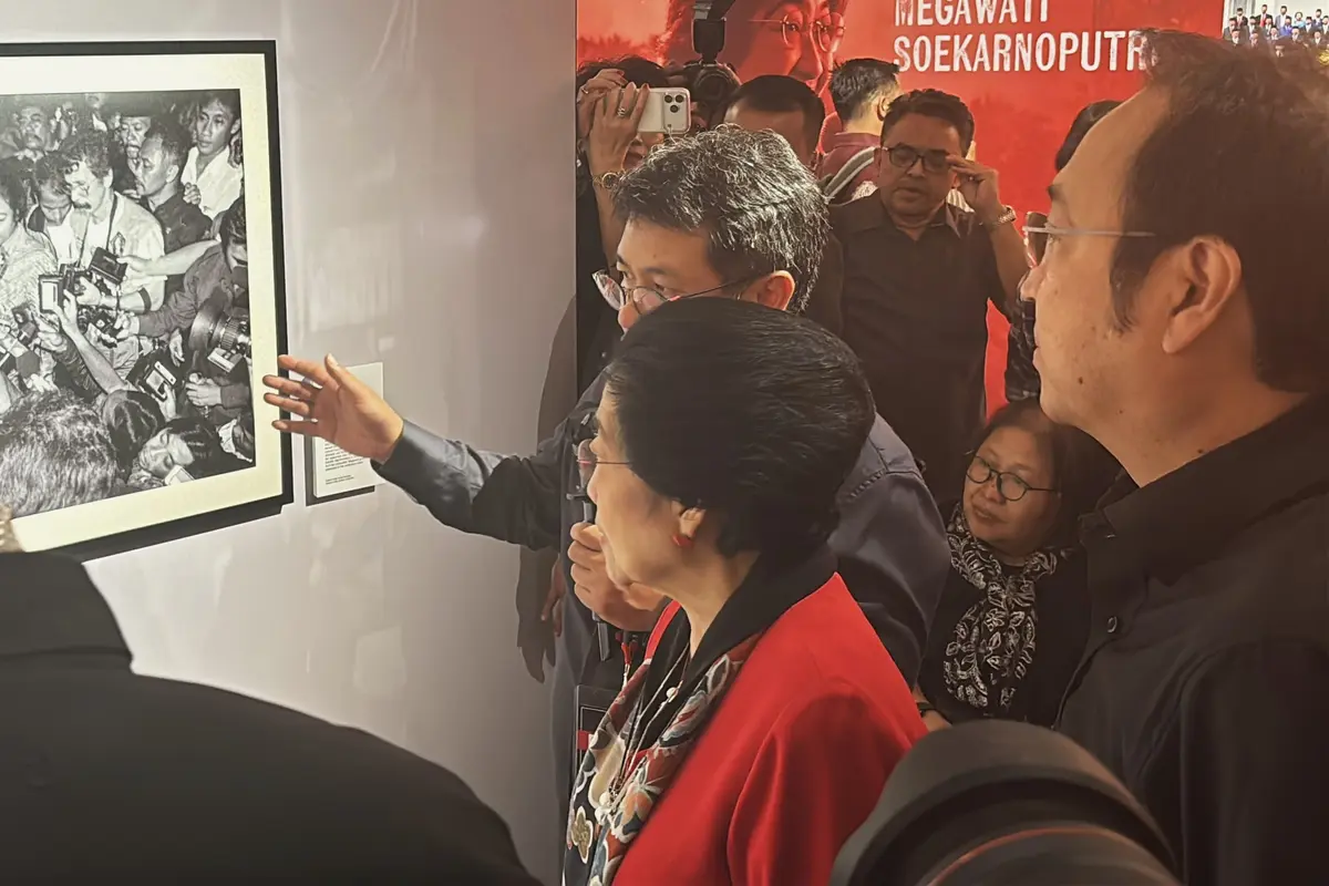 Ketua Umum DPP PDI Perjuangan (PDIP) Megawati Soekarnoputri membuka pameran sejarah dan arsip foto bertajuk “Meretas Jalan Demokrasi” di Ruang Museum Koleksi, Taman Ismail Marzuki (TIM), Cikini.