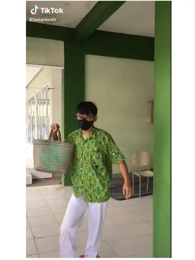 Kelakuan Kocak Anak Sekolah Saat Dilarang Pakai Ransel, Ini 8 Benda yang Dibawa