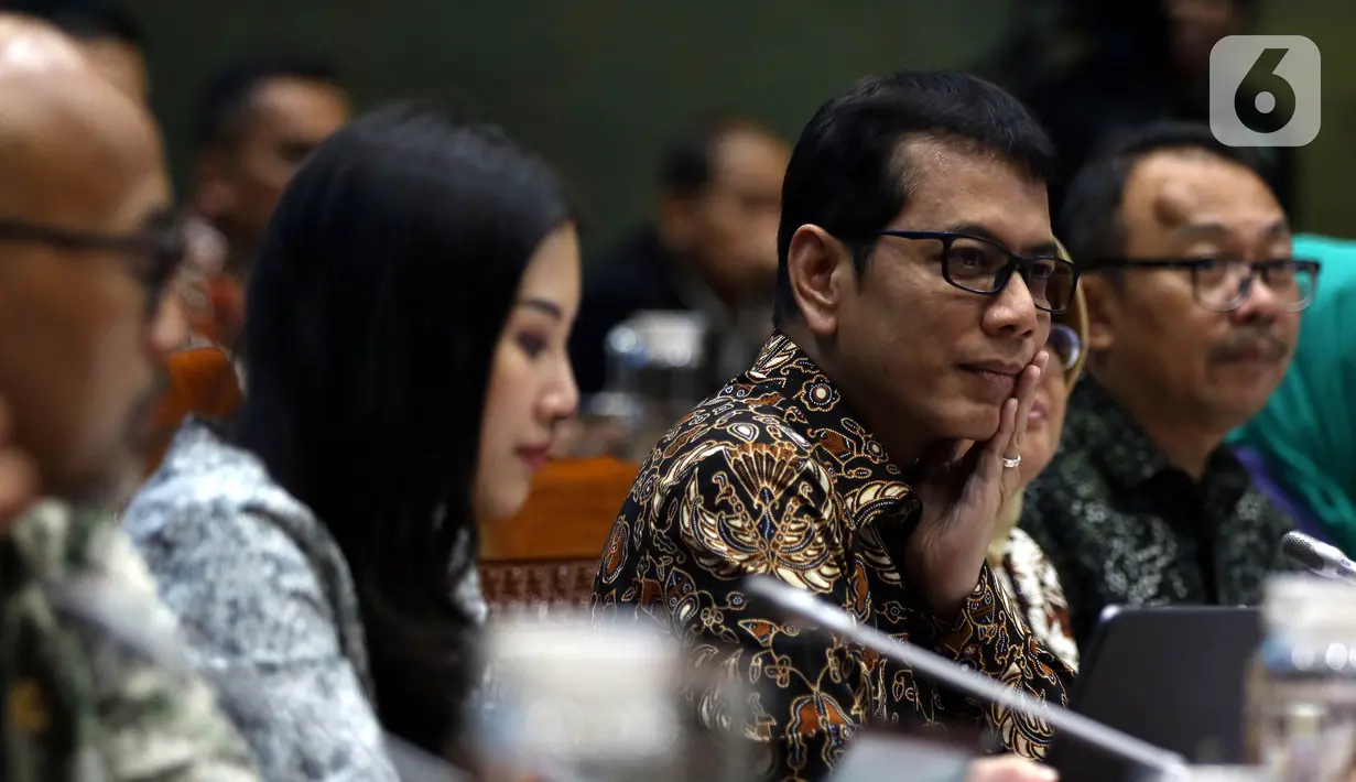 Menteri Pariwisata dan Ekonomi Kreatif Wishnutama Kusubandio rapat kerja dengan Komisi X DPR di Kompleks Parlemen, Jakarta, Kamis (7/11/2019). Rapat membahas program kerja Kementerian Pariwisata dan Ekonomi Kreatif. (Liputan6.com/JohanTallo)