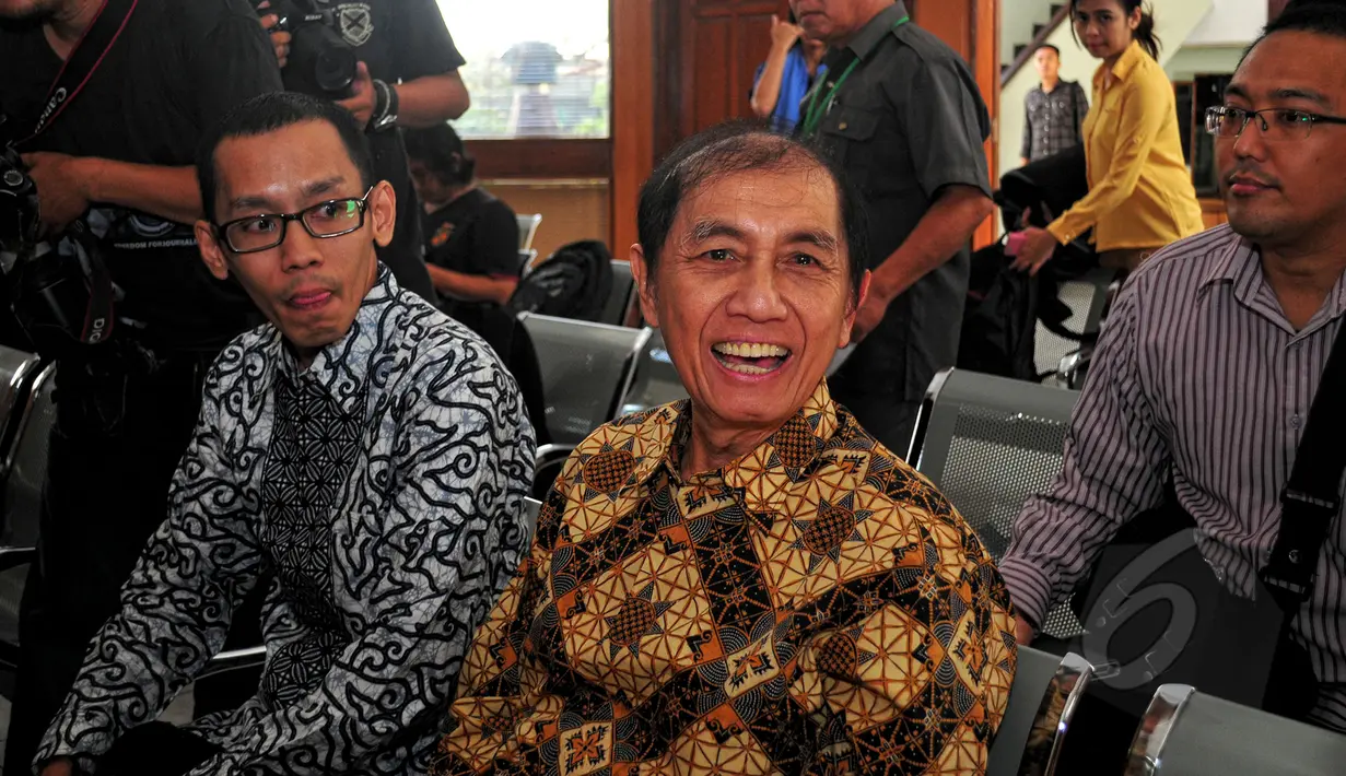 Hadi Poernomo saat menunggu di ruang sidang utama Pengadilan Negeri Jakarta Selatan, Senin (18/5/2015). Hadi Poernomo mengajukan praperadilan atas penetapan tersangka terhadap dirinya dan juga penyitaan yang dilakukan oleh KPK. (Liputan6.com/Yoppy Renato)