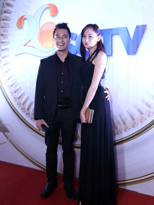 Pasangan kekasih Eza Gionino dan Echa menjalin hubungan makin serius. Bahkan Eza telah mengenalkan kekasihnya ke depan para wartawan. Keduanya kompak dengan mengenakan busana serba hitam saat hadir di malam puncak HUT SCTV. (Nurwahyunan/Bintang.com)