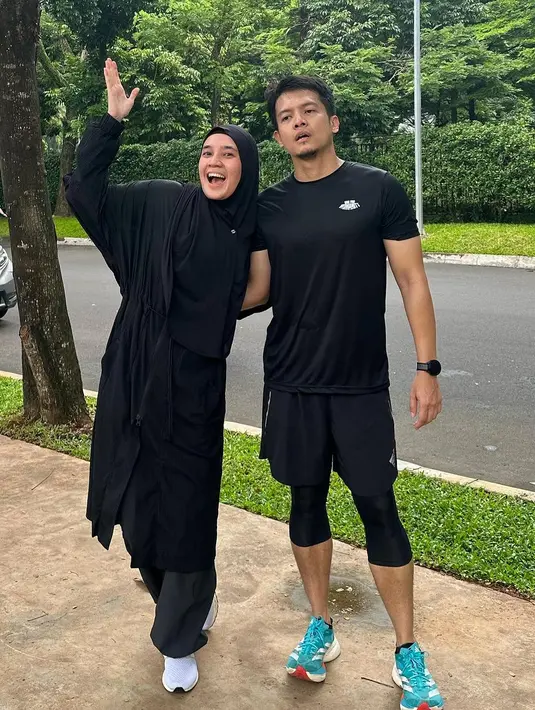 Dhini Aminarti tetap kenakan hijab panjangnya saat olahraga. Ia terlihat nyaman dengan setelan baju olahraga hitam yang longgar dan hijab [@dhiniaminarti]