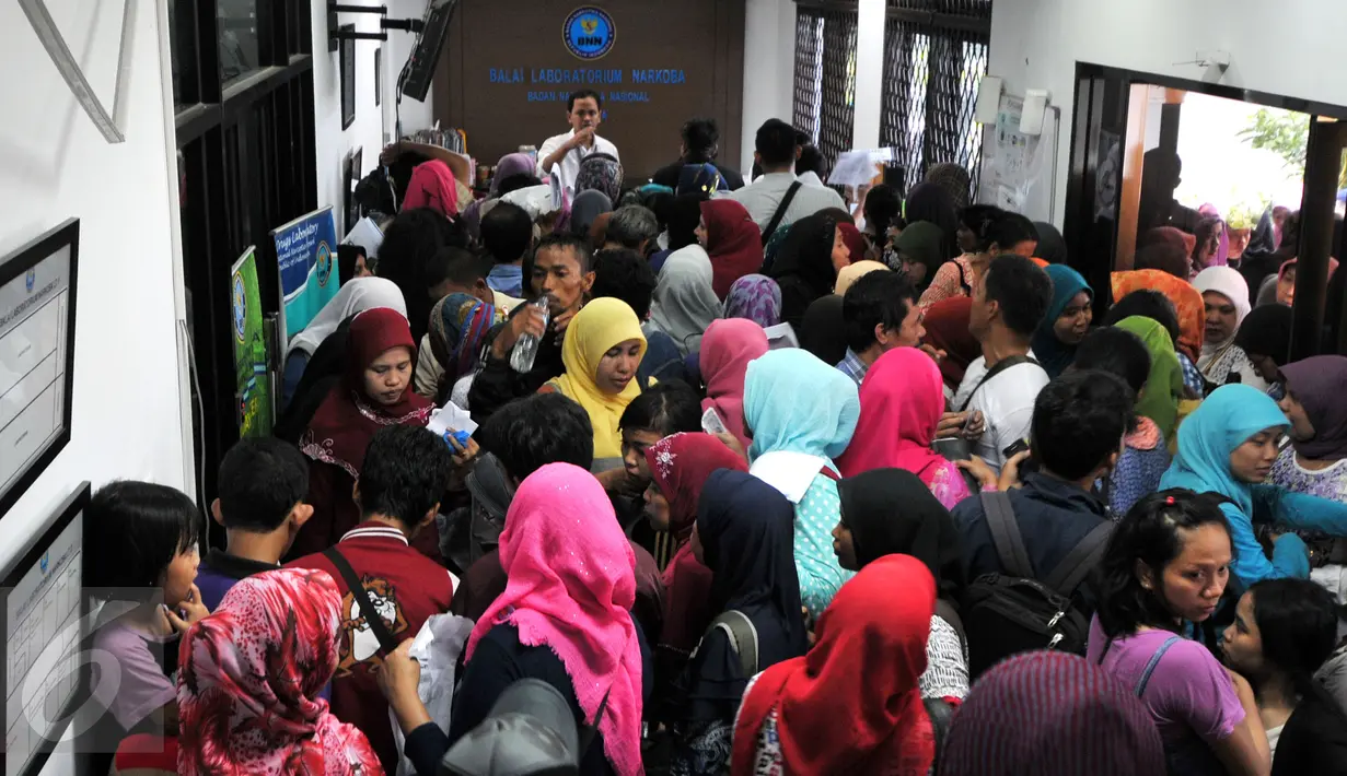 Antrian ratusan warga dan guru honorer saat hendak membuat surat keterangan bebas narkoba di Balai Laboratorium BNN Cawang, Jakarta, Senin (28/12/2015). (Liputan6.com/Yoppy Renato)