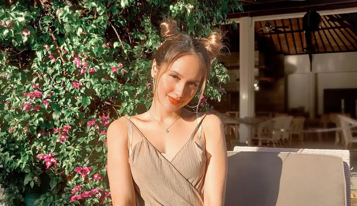 Seperti yang diketahui, Cinta sangat gemar berolahraga. Namun untuk nge-gym biasanya memang ia lakukan di pusat perbelanjaan. Lantaran beberapa waktu belakangan ini tutup, Cinta pun memanfaatkan yang ada.(Instagram/Claurakiehl)