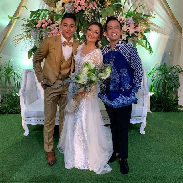 Siti Badriah Dan Krisjiana Gelar Resepsi Pernikahan Ini 7 Foto Bareng Teman Artis Hot Liputan6 Com