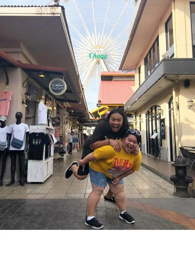 Unggah Permintaan Maaf di Billboard, Ini 7 Potret Mesra Sinyorita dan Suami