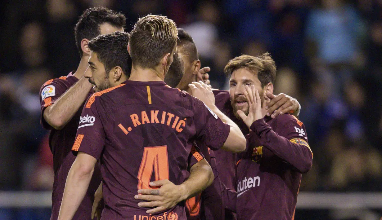 Para pemain Barcelona merayakan gol yang dicetak oleh Lionel Messi ke gawang Deportivo La Coruna pada laga La Liga di Stadion Riazor, Senin (30/4/2018). Barcelona menang 4-2 atas Deportivo La Coruna. (AP/Lalo R. Villar)