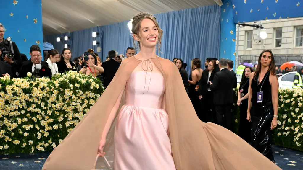 Maya Hawke dalam Met Gala 2025. (ANGELA WEISS / AFP)