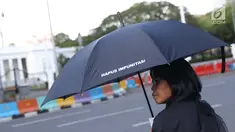 Aktivis melaksanakan aksi kamisan perdana di tahun 2019 di depan Istana Negara, Jakarta, Kamis (3/1). Mereka meminta pemerintah menuntaskan penyelesaian kasus pelanggaran HAM masa lalu. (Liputan6.com/Helmi Fithriansyah)