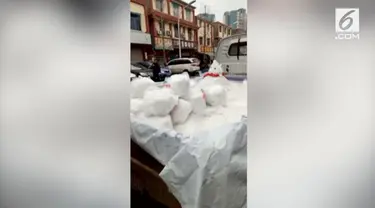 Warga Kota Chengdu, China menjadikan salju sebagai mata pencaharian. Mereka membuat boneka salju dan menjualnya dengan harga sekitar Rp 36 ribu.