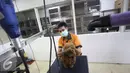 Petugas menyisir bulu anjing di salon dan klinik hewan JakPetz, Jakarta, Kamis (30/6). Jelang lebaran, jumlah pelanggan meningkat 90%, dengan tarif Rp.100 ribu untuk kucing dan Rp.120 ribu untuk anjing perhari. (Liputan6.com/Immanuel Antonius)