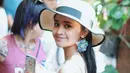 Bucket hat rajut menjadi salah satu fashion item yang manis untuk berlibur. Dipadukan dengan dress berwarna putih tulang, membuat pemain film Mekah I'm Coming tampil lebih memesona. (Liputan6.com/IG/@michelleziu)