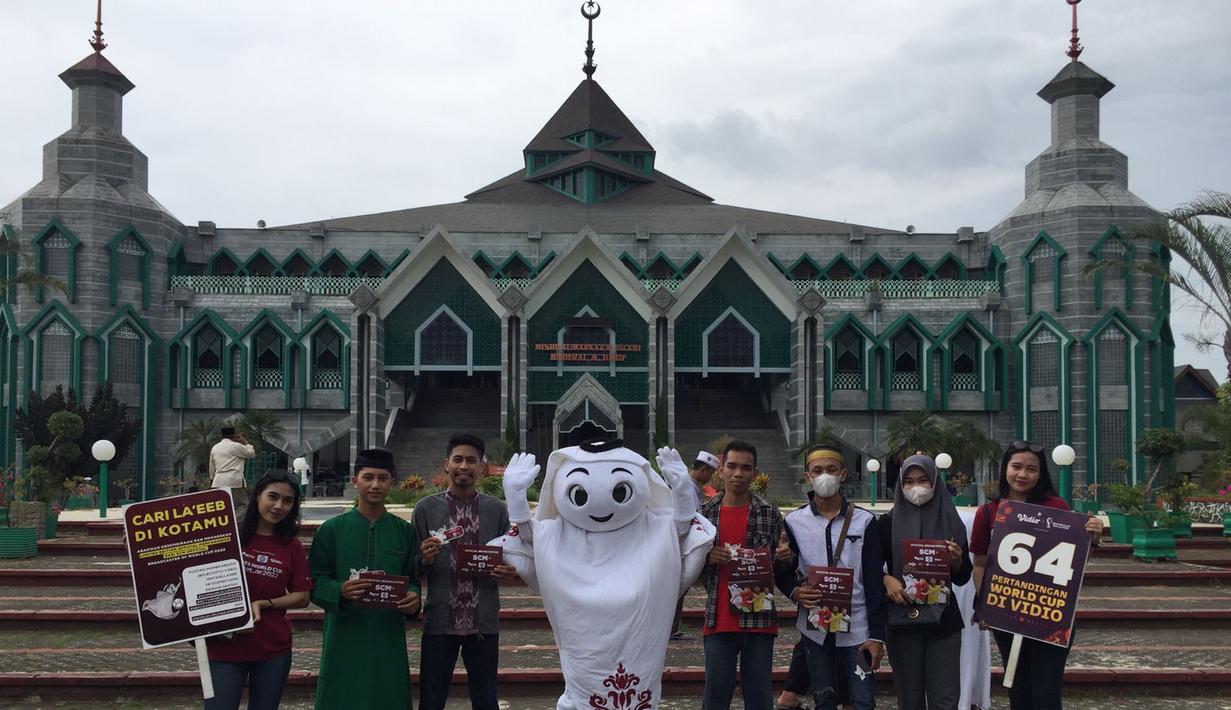 Maskot Piala Dunia 2022, La'eeb (tengah) berfoto bersama masyarakat di Masjid Al-Markaz Al-Islami, Makassar, Jumat (4/11/2022). (Dok. SCM)