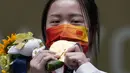 Pada babak final, Yang Qian berhasil mengumpulkan total skor 251,8 untuk berdiri di podium juara nomor 10 m air rifle putri Olimpiade Tokyo. (Foto: AP/Alex Brandon)