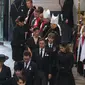 Putri Beatrice dan suaminya Edoardo Mapelli Mozzi tiba di pemakaman Ratu Elizabeth II. Cucu bungsu sang Ratu, Viscount James, terlihat berjalan di belakang. Dok: BBC
