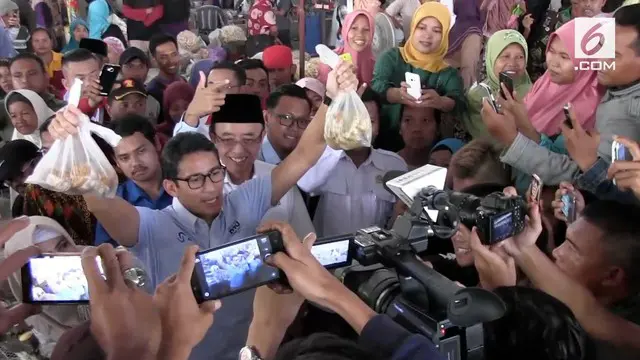 Cawapres Sabdiaga Uno bersafari politik ke Kabupaten Kebumen Jawa Tengah. Kepada warga Sandiaga Uno berjanji mengurangi angka kemiskinan di Kebumen kampung kelahiran Ayahanda Prabowo Profesor Sumitro