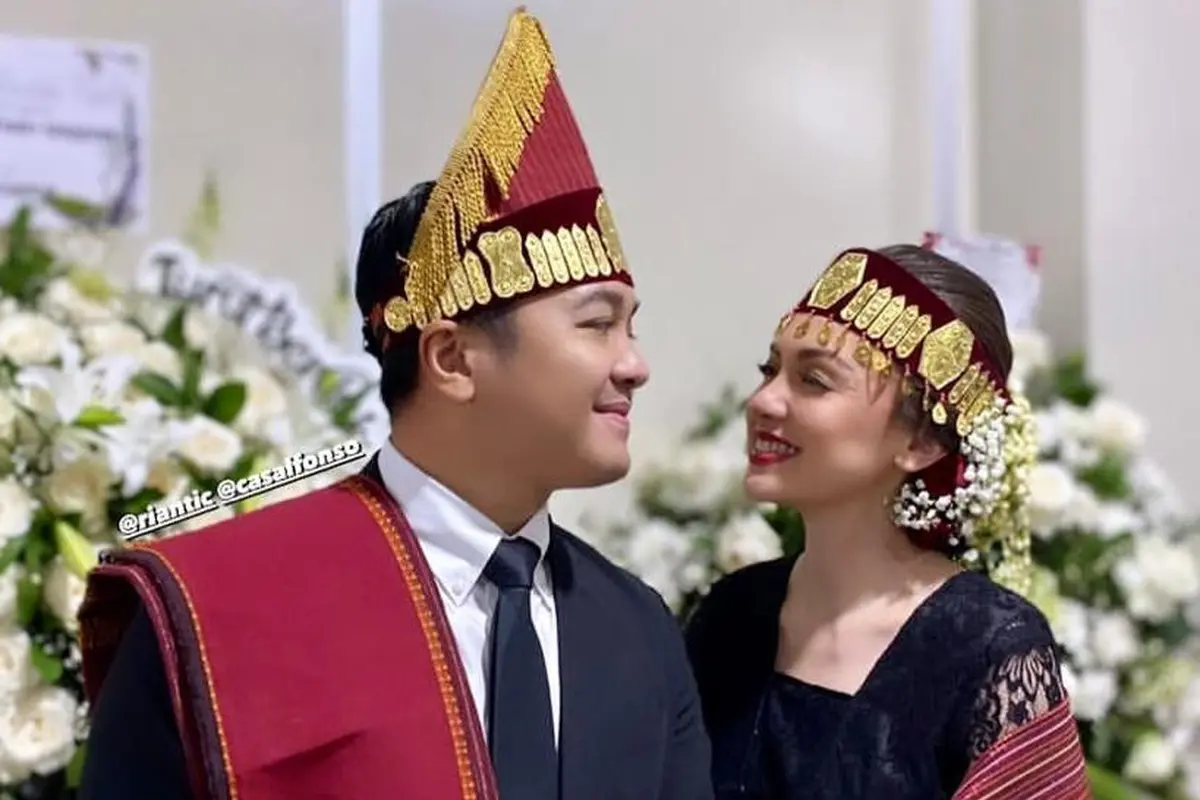 Resmi Jadi Boru Batak, 8 Potret Anggun Rianti Cartwright Kenakan Kebaya dan Sortali saat Jalani Proses Mangadati