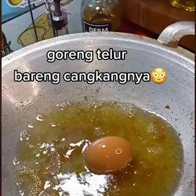 Apa Jadinya Kalau Menggoreng Telur Utuh dengan Cangkangnya?