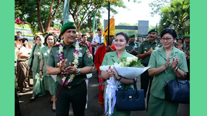 Bella Saphira dan Mayor Jenderal Agus Surya Bakti