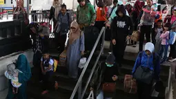 Pemudik berjalan menuju pintu kedatangan saat tiba di Stasiun Senen, Jakarta Pusat, Sabtu (23/6). Berdasarkan data Posko Humas Stasiun Pasar Senen, tercatat volume penumpang arus balik hari ini mencapai 23.704 penumpang. (Liputan6.com/Immanuel Antonius)