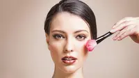 Ternyata, kesalahan-kesalahan dalam pengaplikasian makeup berikut masih saja kerap dilakukan.