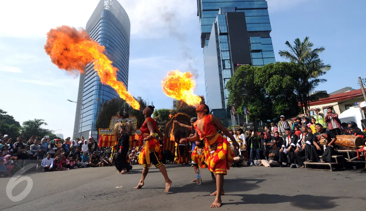 Salah satu atraksi penari reog saat Car Free Day di kawasan Jalan Jenderal Surdirman, Jakarta, Minggu (13/3/2016). Penampilan Reog Ponorogo ini sosialisasi menuju pengakuan UNESCO sebagai warisan budaya dunia. (Liputan6.com/Helmi Fithriansyah)