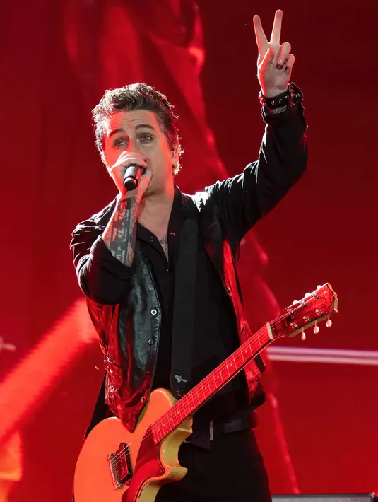 <p>Vokalis sekaligus gitaris band rock Amerika Serikat Green Day, Billie Joe Armstrong tampil pada akhir pekan Formula 1 Grand Prix Amerika Serikat 2022 atau F1 GP Amerika Serikat 2022 di Sirkuit Amerika, Austin, Texas, Amerika Serikat, 21 Oktober 2022. F1 GP Amerika Serikat 2022 diselenggarakan dari tanggal 22 sampai 24 Oktober 2022. (SUZANNE CORDEIRO/AFP)</p>