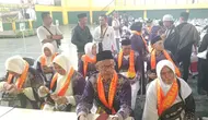 Keberangkatan ratusan calon jemaah haji asal Kabupaten Sukabumi (Liputan6.com/Fira Syahrin).