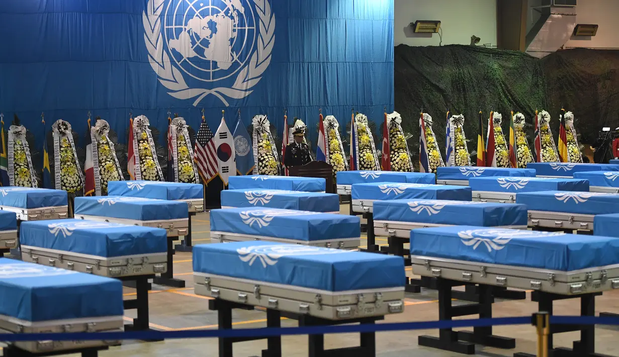 Jenderal Amerika Serikat (AS) Vincent Brooks memberi sambutan dalam upacara repatriasi tentara AS yang tewas dalam Perang Korea di Pangkalan Udara Osan, Pyeongtaek, Korea Selatan, Rabu (1/8). (Jung Yeon-je/Pool/AFP)