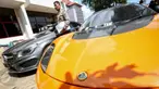 Sejumlah mobil mewah dengan plat nomor palsu berhasil diamankan petugas Satlantas Jakarta Utara dalam operasi yang digelar mulai 27 Mei hingga 11 Juni 2015, Jakarta, Kamis (28/5/2015). (Liputan6.com/Faizal Fanani)