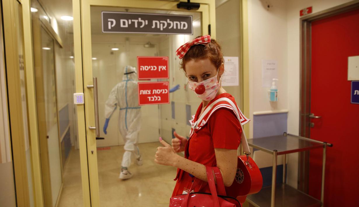Badut medis bersiap mengunjungi pasien anak-anak di bangsal COVID-19 di Sheba Medical Center, Kota Ramat Gan, Israel, 20 Oktober 2020. Sekitar 100 badut medis dikerahkan pada sekitar 30 rumah sakit untuk menghadirkan keceriaan bagi para pasien di tengah pandemi COVID-19. (Xinhua/Gil Cohen Magen)