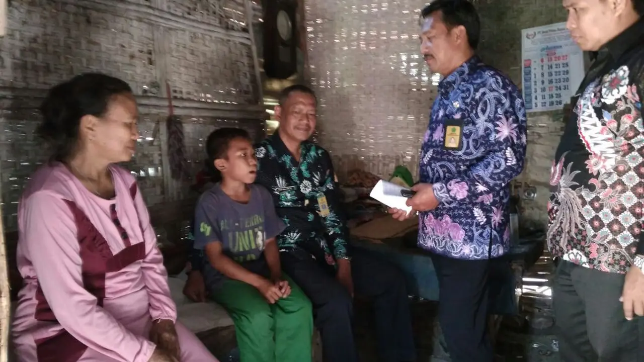 Senyum Malu-Malu Bocah Putus Sekolah Saat Bisa Bersekolah